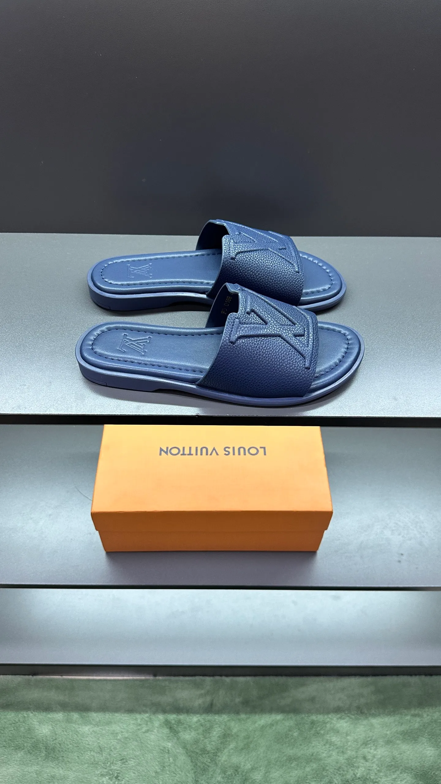 P280 🔍Top purchasing agent LV men's spring and summer slippers counter synchronized. The uppers are made of cowhide fabric imported from Italy, with logo graphics and high-quality craftsmanship. The soles are: original soles specially provided by the original factory. Exclusive molded soles are super comfortable. Original factory follow-up orders. 🔍🔍High quality. You can enter and exit the counter at will. Welcome to compare. Size 38-45